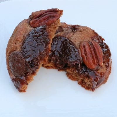 cookie noix de pécan et chocolat noir coupé en deux