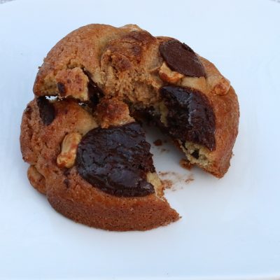 cookie chocolat noir et cacahuète coupé en deux
