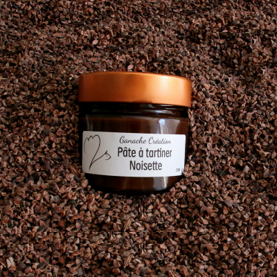 Pot de pâte à tartiner dans du grué de cacao