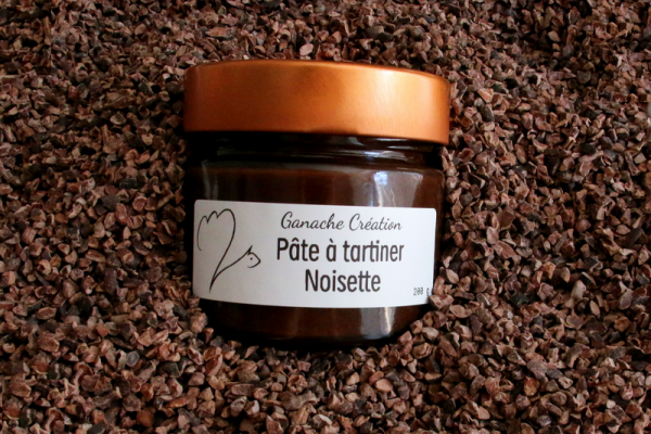 pâte à tartiner noisette - ganache creation - morbihan - questembert - molac Pot de pâte à tartiner dans du grué de cacao