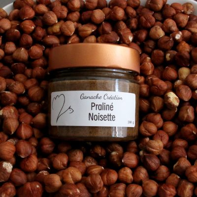 pot de praliné noisette au milieu de noisette