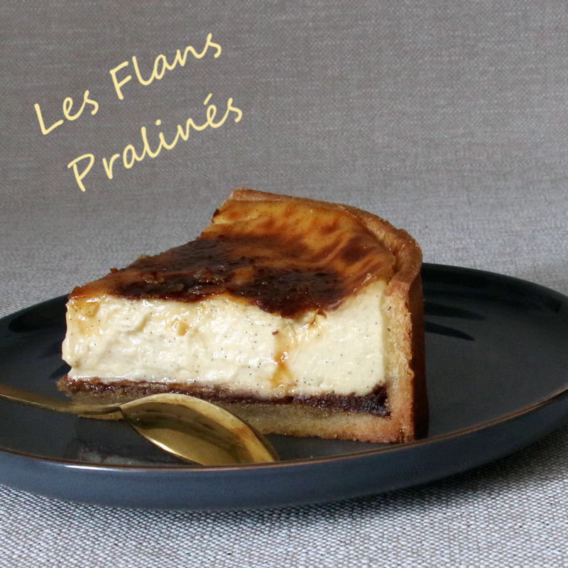 part de flan vanille et praliné sur assiette bleu avec une cuillère or