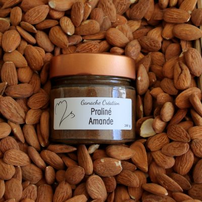pot de praliné amande dans des amandes